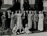 12 vuxna och 3 barn i trädgården.
Musikdirektör Gustaf Björqvists fru på 50 årsdagen.