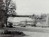 Lilla Noren, liten sjö, två bodar vid sjön.