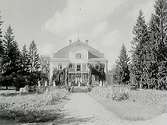 Tvåvånings bostadshus med brutet tak och frontespis, veranda och balkong.
Nio barnsköterskor framför huset.
Syster Torborg Törnkvist.
Holmsätershemmet.