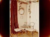 Bord med två stolar i nyrokoko.
Fru Lisa Svensson