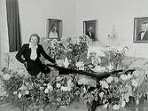 Direktör Ruben Östmans fru på 50 årsdagen.( Norrköpings Kappfabrik ).Rumsinteriör, en kvinna.