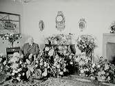 Grosshandlare Olof Cedergrens 60 årsdag.Rumsinteriör, en man.
