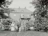 Tågmästare Karl Edins frus 70 årsdag.
Bostadshus, fem personer framför huset.