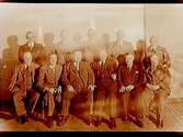 Kamratmöte, 1909 års kamrater, 11 herrar på Hotel Continental.
Hedströms trädgård.
Bertil Larsson
