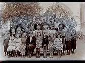 Almby Östra skola, 27 skolbarn med lärarinna fröken Karin Larsson, klass 6.Skolbyggnad i bakgrunden.