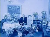 Fabrikör Bernhard Anderssons silverbröllop.
Rumsinteriör, ett par.