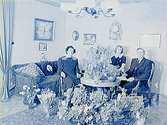 Sven Molin på 50 årsdagen.Rumsinteriör, familjegrupp tre personer.