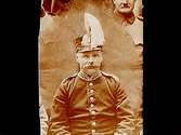En soldat, Sveriges siste indelte soldat, född 14 december 1870.
Furir Karl G. Strand