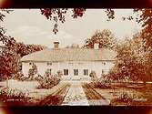 Norra Runnaby gård, en och en halv vånings bostadshus.
Beställt för vykort.