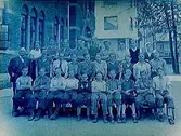 Nikolaiskolan, 28 pojkar och överlärare Otto Andersen på skolgården.
Klass 8, sal 8.