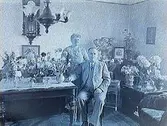 Mätningsbiträde Erik Skölds 65 årsdag.Rumsinteriör, två personer.