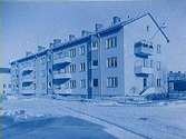 Gustavsgatan 2-4-6, Örebro.
Trevånings bostadshus med burspråk och balkonger.
