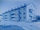 Gustavsgatan 2-4-6, Örebro.
Trevånings bostadshus med burspråk och balkonger.