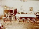 Gunnar Erikssons fru  på 50 årsdagen.Rumsinteriör, en kvinna.