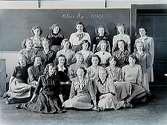 Olaus Petriskolan, klassrumsinteriör, 22 flickor med lärarinna fru Hildur Lien, klass 8a, sal 21.