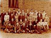 Vasaskolan, 32 pojkar med lärare Arne Nihlmar, klass 4C, sal 16.Skolbyggnad i bakgrunden.