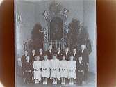 Interiör av Vintrosa kyrka.
14 konfirmander
Fem flickor, nio pojkar och kyrkoherde E. Moren.