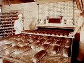 Nya Sambageriet, Bröderna Olsson & Co.
Bageriinteriör, 2 bageriarbetare.