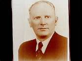 En man, bröstbild. Född 1892.
Kommunalnämndens ordförande i Sköllersta 1944-1951. Hemmansägare Gösta Karlsson.