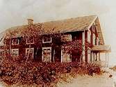 Kävesta Missionshus 1890, tvåvånings missionsbyggnad med veranda i snickarglädje.
Bilden tagen efter ett gammalt foto.