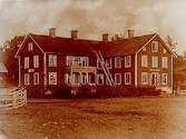 Pålsboda Gästgivaregård, trevånings vinkelbyggt bostadshus med rum för resande och diversehandel, 1870-talet.
Bilden tagen efter ett gammalt foto.