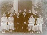 Ekeby kyrka i bakgrunden.
10 konfirmander, 4 flickor, 6 pojkar och två präster.
Pingstdagen 28 maj 1950.