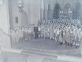 Olaus Petrikyrkan, interiör.
Örebro Folkskolors Barnkör under ledning av sånglärare Folke Olsson.