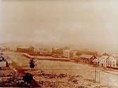 Bostadshus, utsikt över Odensbacken.
Bilden tagen efter en bild från omkring år 1900.
Disponent Berg.