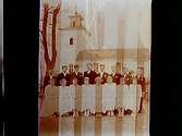 Tysslinge kyrka i bakgrunden.
Konfirmander, 8 flickor, 7 pojkar och pastor Hilding Hasselmyr.
Pingstdagen den 13 maj 1951.