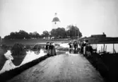 Kyrkan, Alberts gärde Stora Mellösa, Översvämning på fälten och vägen,
1910-08-01.