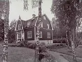 Villa Tyrishäll. Envånings trävilla med inredd vind och brutet tak, 3 takkupor, en frontéspis, burspråk, glasveranda, balkong. Redaktör Elof Ljunggren.