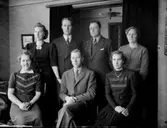 Rumsinteriör, familjegrupp 7 personer.
Köpman Hilmer Löwendahl