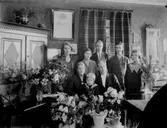 Rumsinteriör, familjegrupp 8 personer.
Sam och Hulda Lindskog på silverbröllopsdagen.