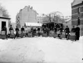 Örebro stads matinsamling, 14 trehjulingar.
Bostadshus i bakgrunden.