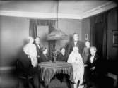 Rumsinteriör, familjegrupp 9 personer.
Fotograf Sam Lindskogs familj.
Påsken 1926.