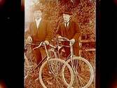 Två cyklister.
Oskar Borg