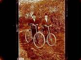 Två cyklister.
Edv. Jonsson