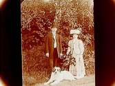Ett par med en hund.Knut Lindholm