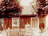 Bostadshus, 2 personer framför huset.Edvin Andersson