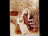 Två kvinnor i nationaldräkt.
A. Andersson
Haga, Örebro norr.