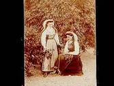 Två kvinnor i nationaldräkt.
A. Andersson
Haga, Örebro norr.