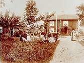 Tvåvånings bostadshus. Sju personer och en hund.Aug. Johansson