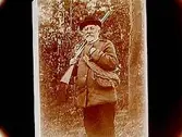 Jägare i snö.
Beställare: Hugo Hedberg.
Bilden föreställer författaren Gustaf Schröder.