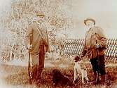 Två jägare med två hundar.
Hugo Hedberg