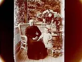 En gammal kvinna och ett barn på verandan.
Maria Karlsson
