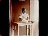 Ett litet barn sittande på ett bord.
Josef Larsson