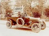 Svenska Pressbyrån, Örebro.
Öppen automobil med fem personer.