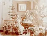 Salongsinteriör med frun i soffan.Fru Anna Gustafsson
