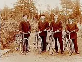 Fyra män med cyklar.
Henning Thyberg