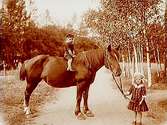 Två barn och en häst.
Oskar Lindkvist